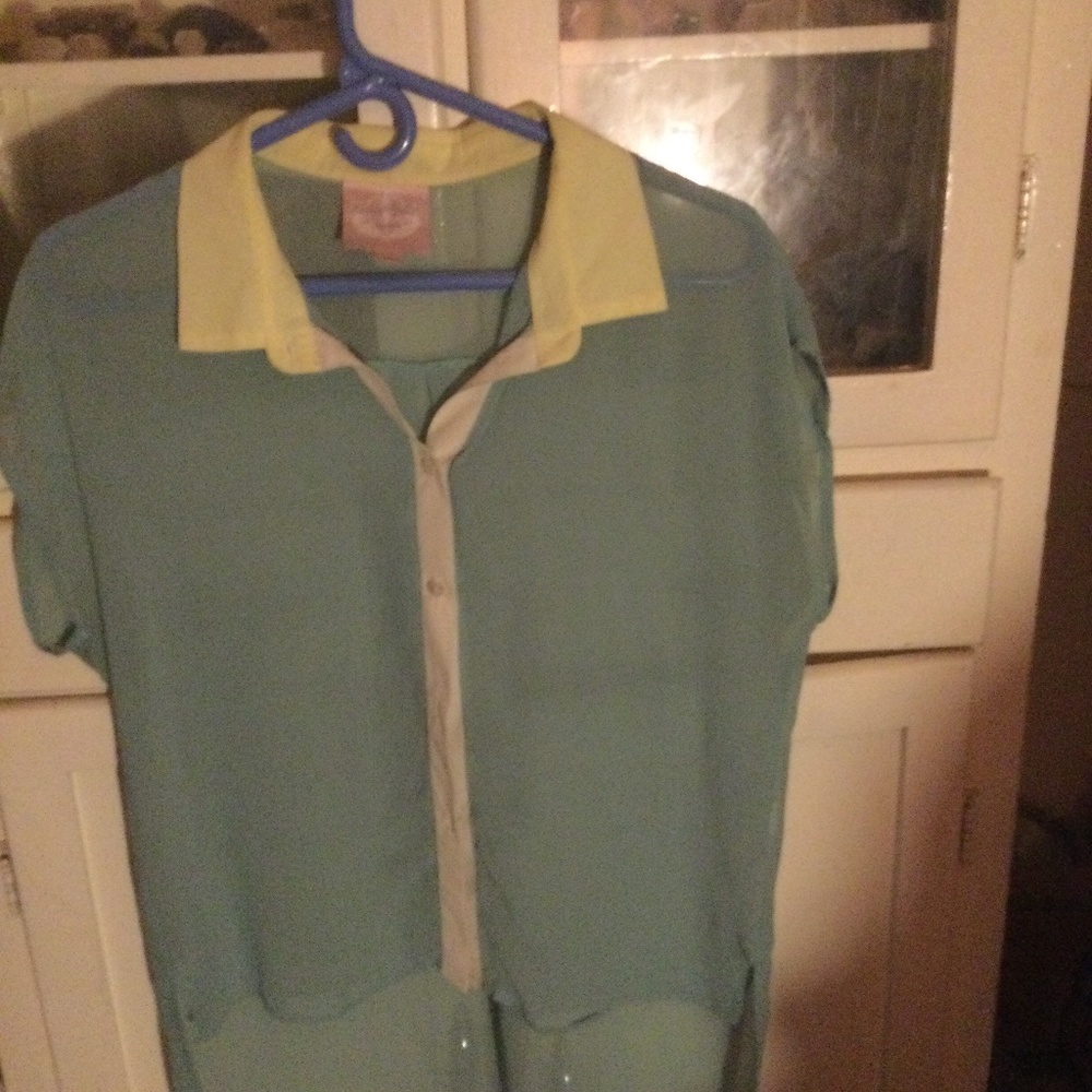 Romeo & Juliet sheer sleeveless hi low shirt sz M